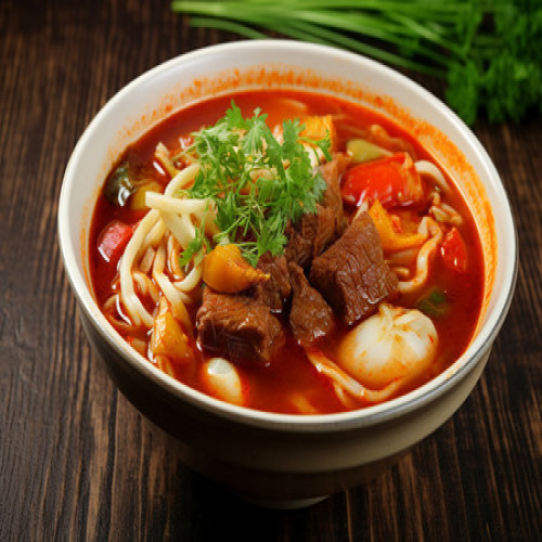 Spaghetti in brodo al gusto di pomodoro con manzo
