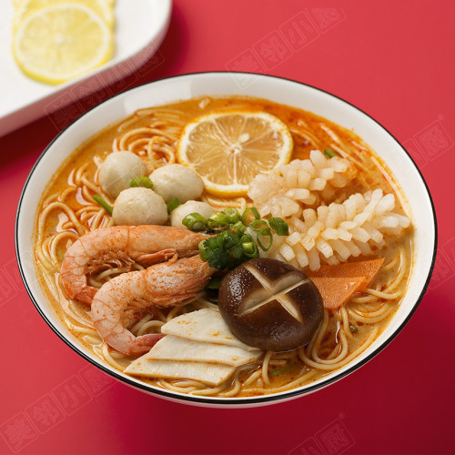 Spaghetti in brodo Tom Yum con frutti di mare