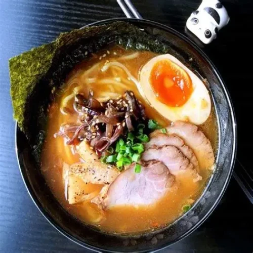 Spaghetti in brodo d ossa con salsa di soia