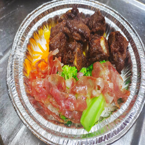 Riso in claypot con salsiccia cinese e costine