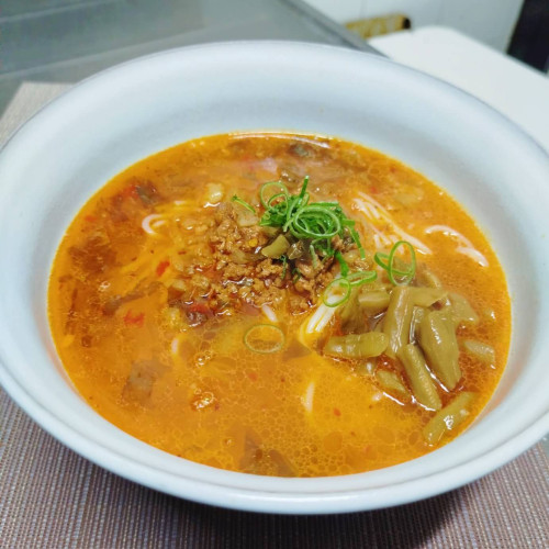 Zuppa di spaghetti di riso con maiale tritato e crauti cinese