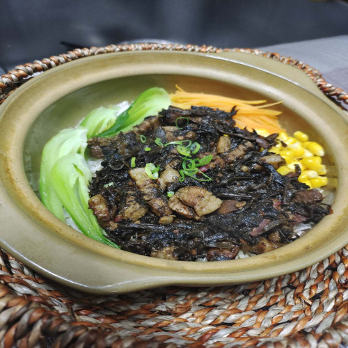 Riso in claypot con maiale caramelizzato e verdure fermentate